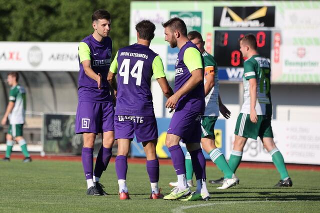 Spielszenen aus der Partie Esternberg vs. Kopfing.  | Foto: Reinhard Schröckelsberger