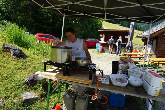 Bettina hatte alle Hände voll zu tun beim Zubereiten der ausgezeichneten Spinatknödel und Topfenbällchen. | Foto: Pfurtscheller