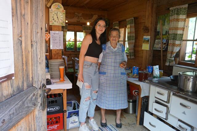 Eva mit ihrer Oma Angela im Kaiserschmarrn-Stand | Foto: Barbara Pfurtscheller