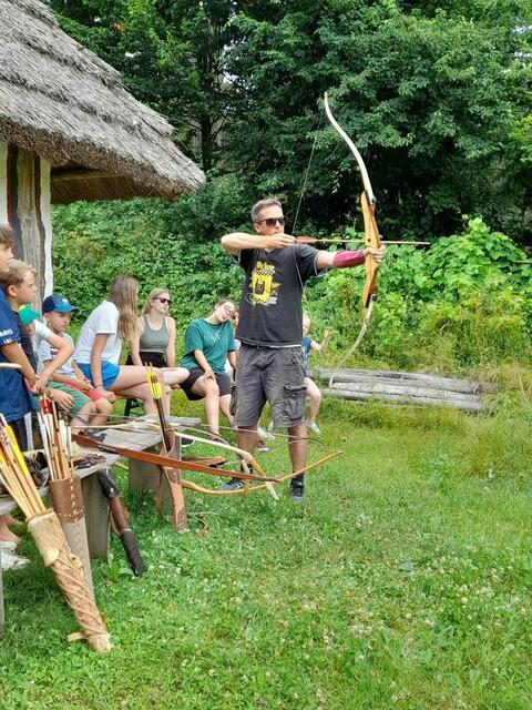 Ob der Kapellmeister nicht nur den richtigen Ton, sondern auch die Zeiescheibe trifft? | Foto: MV Heimatklänge Draßmarkt
