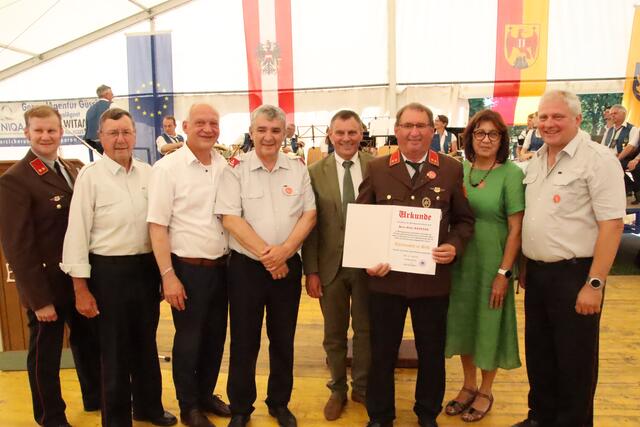 Walter Kraller, der die Feuerwehr Gaas 23 Jahre lang geleitet hatte, wurde mit der goldenen Ehrennadel der Gemeinde Eberau ausgezeichnet.  | Foto: Martin Wurglits