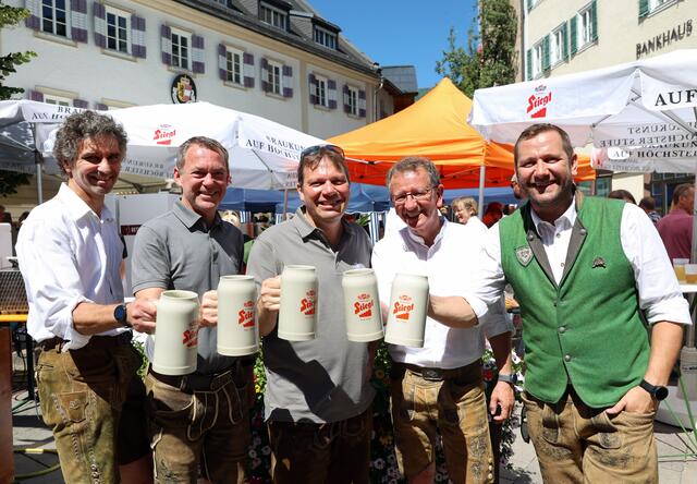 Beim Bieranstich: Mag. Oliver Stärz (Fa. Freges) , Gernot Tritscher und Harald Crepaz (Vorsitzende OK) , Andreas Wimmreuter (Bürgermeister) , Karl Obersamer (Fa. Stiegl Bier).