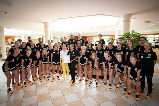 Der "Staatspreis für Frauen 2022" ging an das Frauen-Nationalteam. Die Urkunde überreichte Frauenministerin Susanne Raab im AVITA.