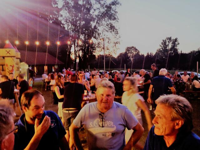 Zahlreiche Besucher kamen zur  1. Eichbergler Hütten Gaudi , und genossen die sommerlichen Temperaturen , bei Getränken und Unterhaltung 