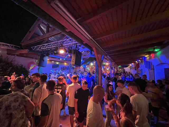 Bummvoll wars, am Sandstrand und vor der Bühne