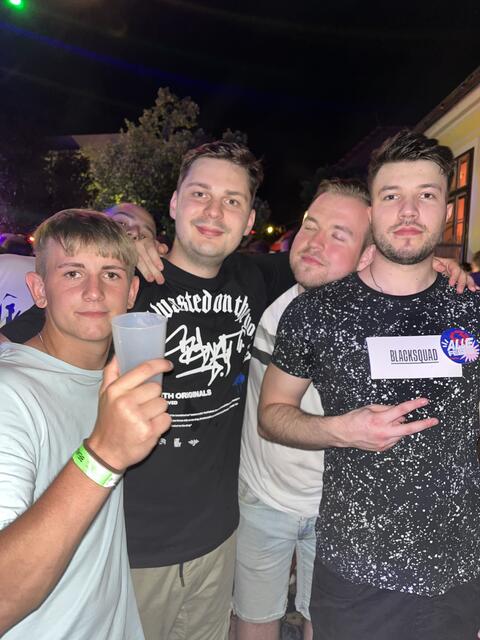 Auch Mitglieder und Obmann des Jugendvereins Müllendorf feierten auf der Beachparty