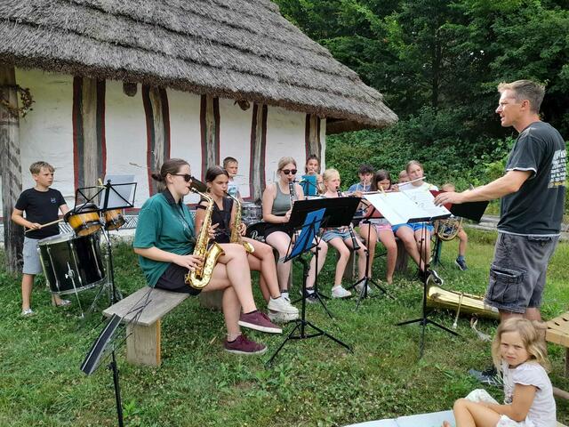 Gemeinsame Zeit im Frühmittelalterdorf - auch für entspanntes Proben mit Kapellmeister Wiedenhofer | Foto: MV Heimatklänge Draßmarkt