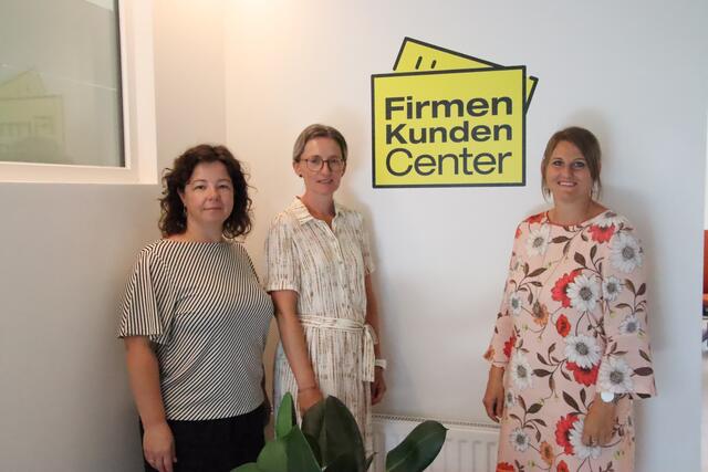 Die drei Assistentinnen Bernadette Joszt-Hopizan, Doris Tauss und Stefanie Tamerler (von links) sind für Organisation und Koordination zuständig. | Foto: Martin Wurglits