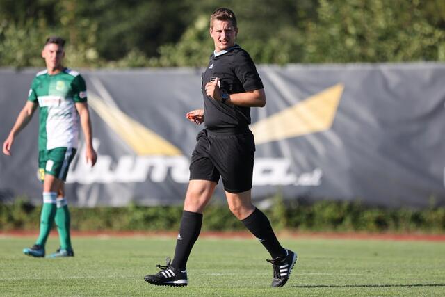 Der Schiri von der Partie Esternberg vs. Kopfing.  | Foto: Reinhard Schröckelsberger