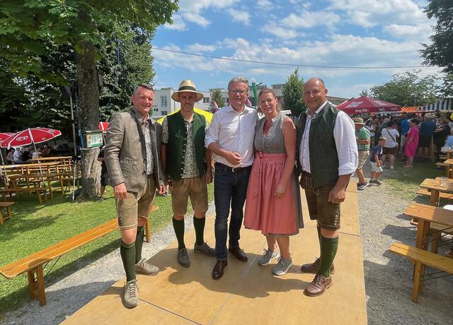 Bauernbund-Obmann Thomas Wild, Gemeindekassier Christian Kleinhappl, LH Christopher Drexler, Schriftführerin Eveline Hammer und Kammerobmann Josef Wumbauer genossen den Kirtag in Gutenberg. | Foto: Monika Wilfurth