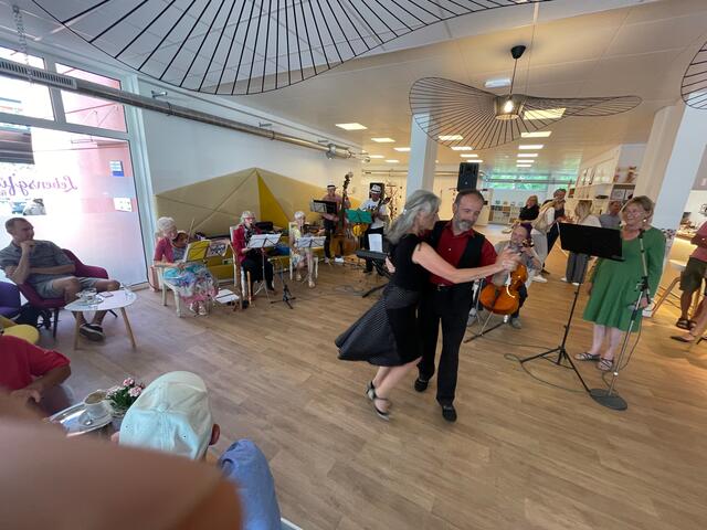 Schwungvolle Umsetzung des Gespielten am Parkett vom Ehepaar Isepp Petra und Valentin | Foto: Fotos Peter Rupitsch