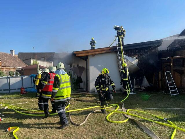 Das Dach eines Nebengebäudes stand im Brand. | Foto: Feuerwehr