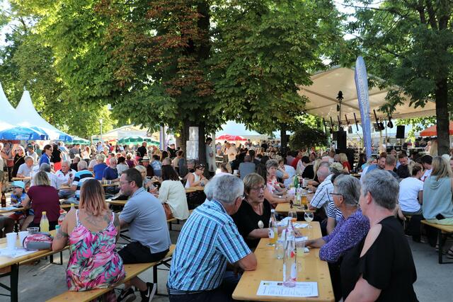 Mehr als zwei Dutzend Vereine sorgen beim großen Fest in Kalsdorf für Kulinarik und Stimmung. | Foto: Edith Ertl