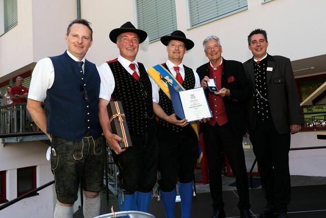 Michael Maier, Obmann Hubert Gfrerer, Kapellmeister Hans-Jürgen Zettauer, Peter Kaiser, Christoph Staudacher | Foto: LPD Kärnten/Steinacher