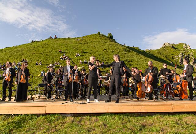 Eva Irnberger (mit Mikrofon), Geschäftsführerin des Kur- und Tourismusverbandes Bad Hofgastein, freute sich über eine erfolgreiche Veranstaltung. | Foto: Gasteinertal Tourismus/Wolkersdorfer