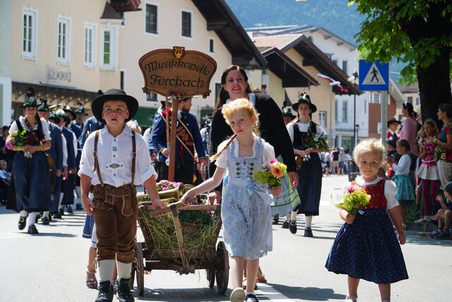 Schon die Kleinsten nahmen mit Begeisterung am Umzug teil. Vielleicht sieht man hier schon die nächste Generation an Musikantinnen und Musikanten.