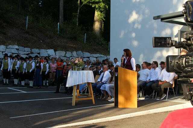 Sabine Binder bedankte sich für den unermüdlichen Einsatz der Freiwilligen Feuerwehr. | Foto: FPÖ GR/EF