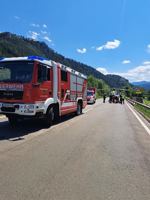 Die Rettungshubschrauber Christophorus 14 und 17 sowie die Feuerwehr St. Peter-Freienstein standen am Sonntag bei einem Verkehrsunfall im Einsatz. | Foto: FF St. Peter-Freienstein