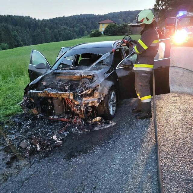 Ein Brand während der Fahrt sorgte für einen Totalschaden eines Pkw in Ligist. | Foto: FF Mooskirchen