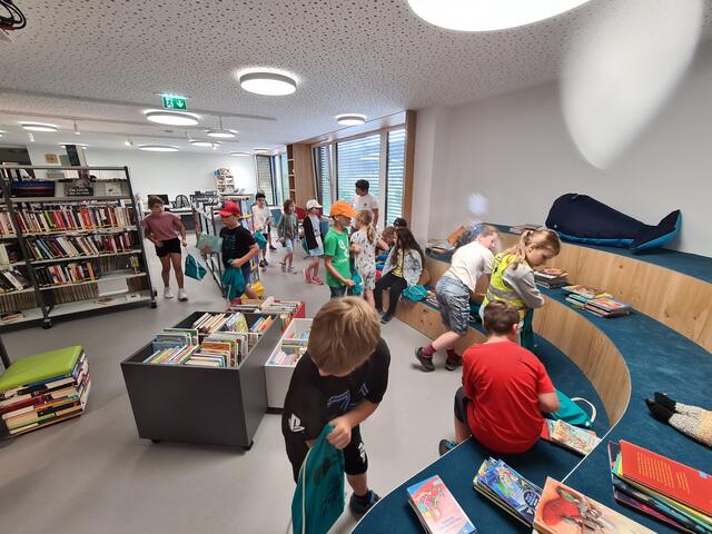 Die Schülerinnen und Schüler der Volksschule Flachau packten Bücher in ihre Rucksäcke und übersiedelten diese zum neuen Standort der Bibliothek. | Foto: Ortner
