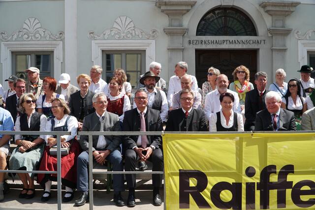 Viele Ehrengäste, darunter auch Alt-Landeshauptmann Günther Platter (auf Höhe des "R" am Transparent darunter) verfolgten das Musikfest.