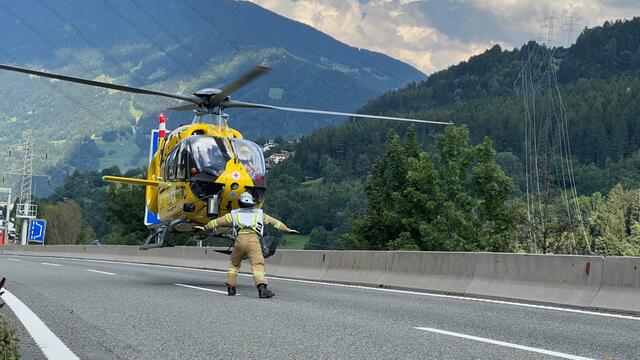 Am Sonntag kam es im Pianner Tunnel zu einem Unfall mit einem Reisebus. Im Tunnel fuhr ein Auto auf den Bus auf und wurde auf die andere Fahrbahn geschleudert. | Foto: ZOOM.TIROL