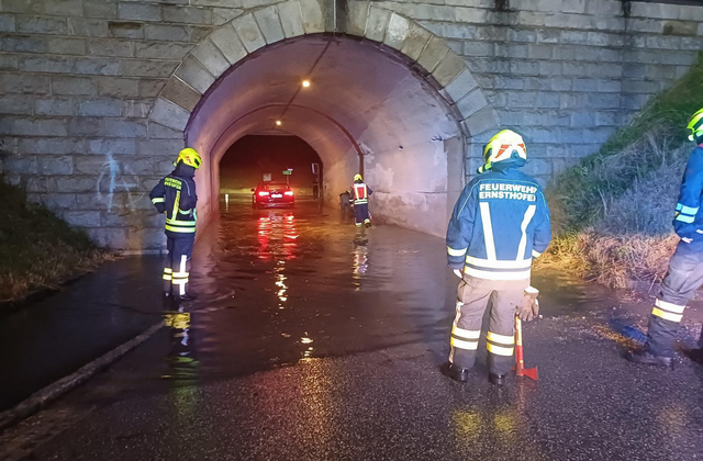 Ein PKW musste aus einer überfluteten Unterführung geborgen werden. | Foto: Bfkdo Amstetten