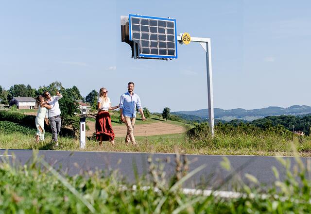 Das Steirische Vulkanland lässt sich beim Wandern und Spazierengehen mit allen Sinnen erfahren. Bei der Rast in Gasthäusern, Buschenschenken und Erlebnismanufakturen tankt man Kraft und Freude. | Foto: Manuel Flor