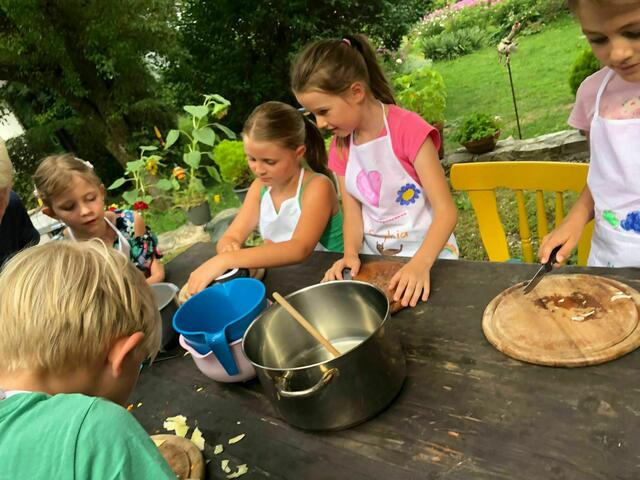 Auch sehr beliebt im "Ferien(s)pass"-Programm: das gemeinsame Kochen.  | Foto: Strohmaier