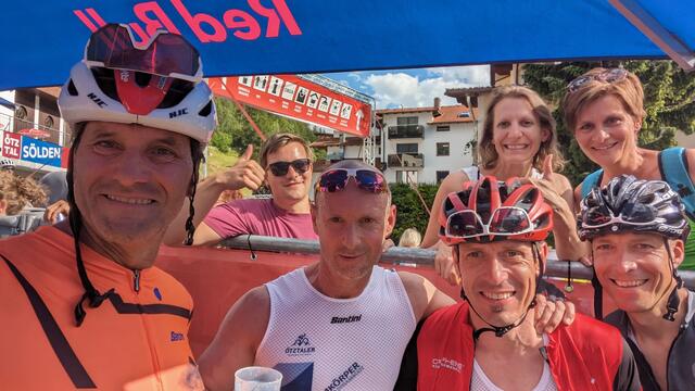 Vorne die Sportler Egon, Reinhard, Wolfram, Seppi und hinten die geistige Unterstützung Daniel, Jasmin und Elfi  | Foto: MPG Austria