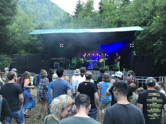 Schon am Nachmittag war die Stimmung an beiden Festivaltagen hervorragend. Schuld daran war neben 15 Liveacts bestimmt auch das hochsommerliche Wetter. | Foto: MeinBezirk.at