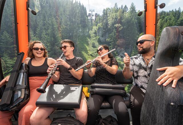 Instrumente sowie Musikerinnen und Musiker wurden mit der Gondel zur Bergstation der Schlossalmbahn transportiert. | Foto: Gasteinertal Tourismus/Wolkersdorfer