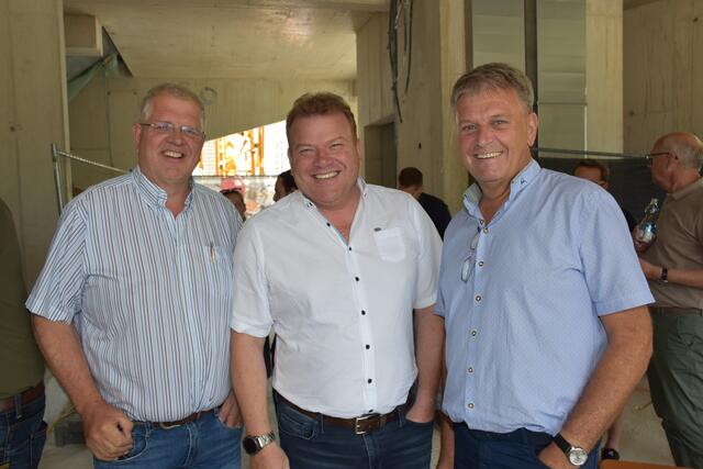 Franz Lechner (Lechner Bau), Günther Schweinberger (Rieder KG) und Bgm. Franz Hauser hatten Grund zur Freude.  | Foto: Haun