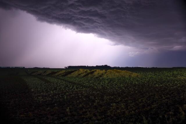 Ein heftiges Gewitter führte in der Region Wels und Wels-Land zu eine totalen Stromausfall sowie zu zahlreichen Einsätzen der Feuerwehr. | Foto: laumat.at
