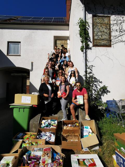 Vizebürgermeisterin Helene Fuchs-Moser zeigte sich erfreut über die große Menge an Waren die für den Sozialgreissler gesammelt wurden. | Foto: Stadtgemeinde Korneuburg