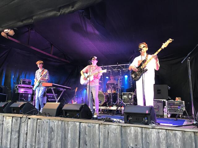Die Band "Kroko Flanell" rockte am Samstag al erstes die Naturarena. | Foto: MeinBezirk.at