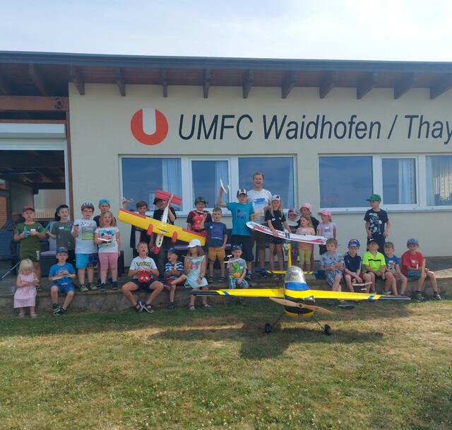 Die Kids konnten die kleinen Flieger in der Luft bestaunen. | Foto: Marktgemeinde Thaya
