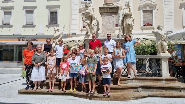 Preisübergabe mit Stadtrat Christian Stückler, dem Obmann der Kaufmannschaft Gerhard Waschier und den glücklichen Gewinnern. | Foto: Stadtgemeinde Wolfsberg