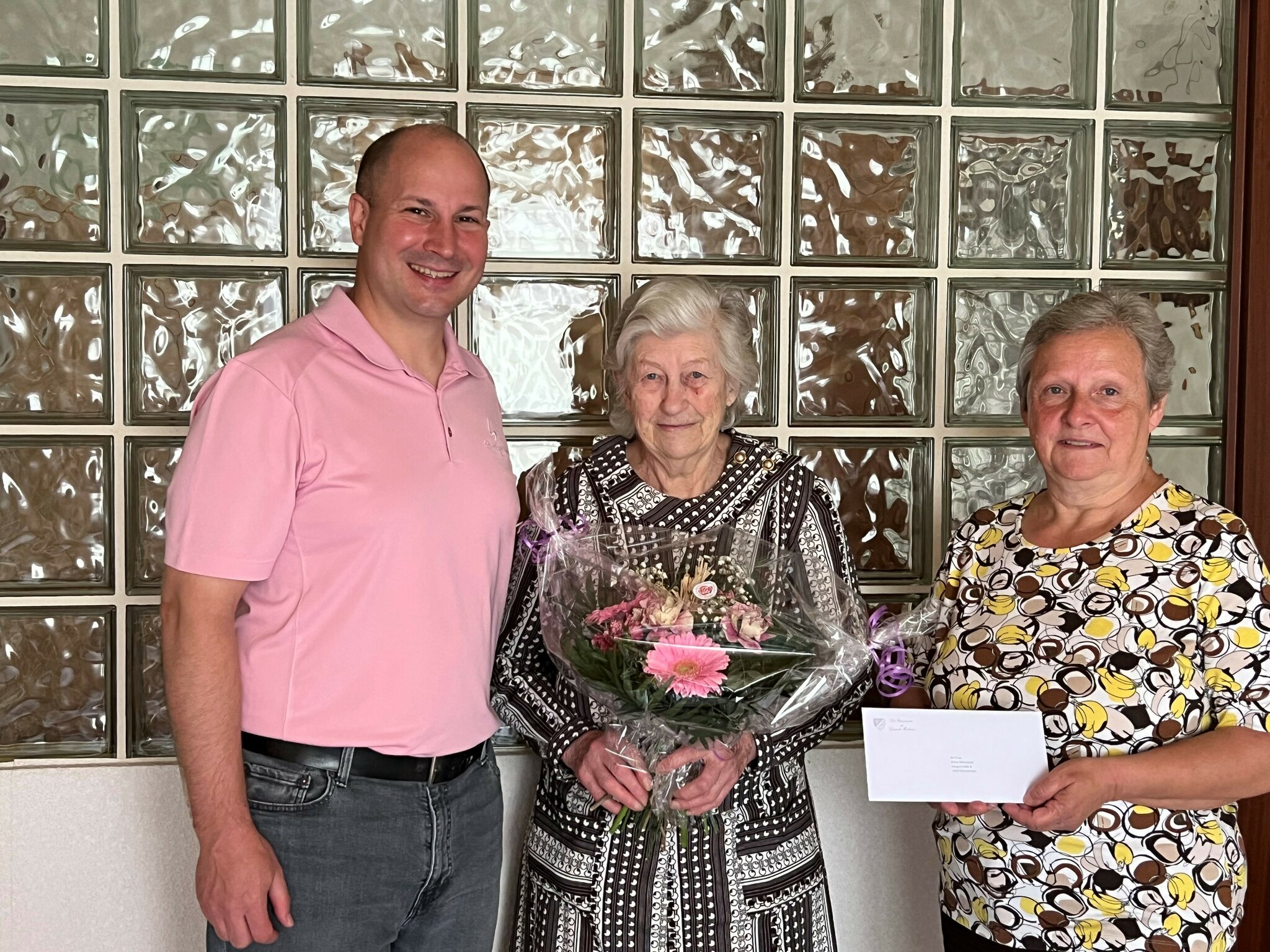 Ein Leben voller Erinnerungen: Feierlicher Rückblick zum 90. Geburtstag - Schwechat