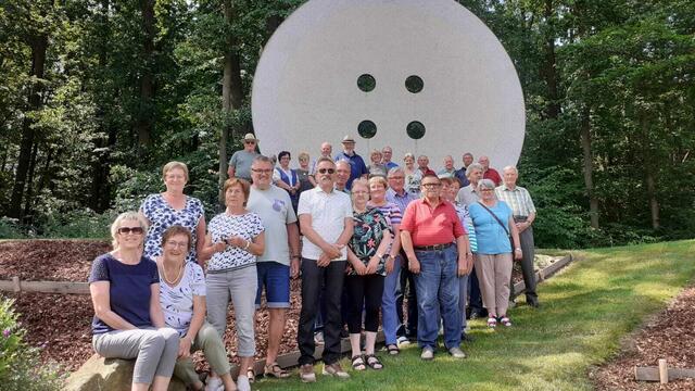 Vor dem größten Perlmuttknopf der Welt stand die Ausflugsgruppe des Seniorenbunds Rainbach im Innkreis in Hardegg. | Foto: Seniorenbund Rainbach