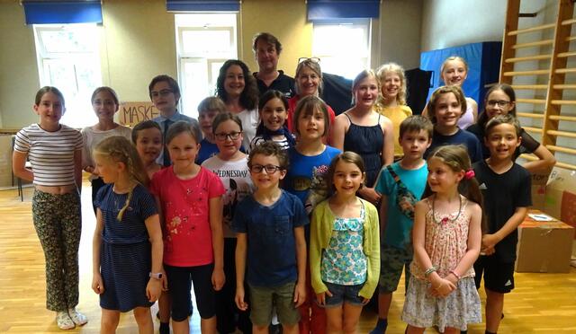 Musikschuldirektor Peter Vasicek, Isabella Happenhofer und Elizabeth Mills mit ihren Künstlern der Musikschule Korneuburg. | Foto: Musikschule Korneuburg