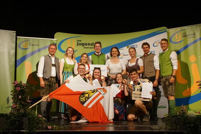 So sehen Sieger aus! Wissen, Geschicklichkeit und logisches Denken war beim 4erCup gefragt. Das Team
aus Kematen-Piberbach zeigte dabei ihr Talent.  | Foto: Landjugend Oberösterreich