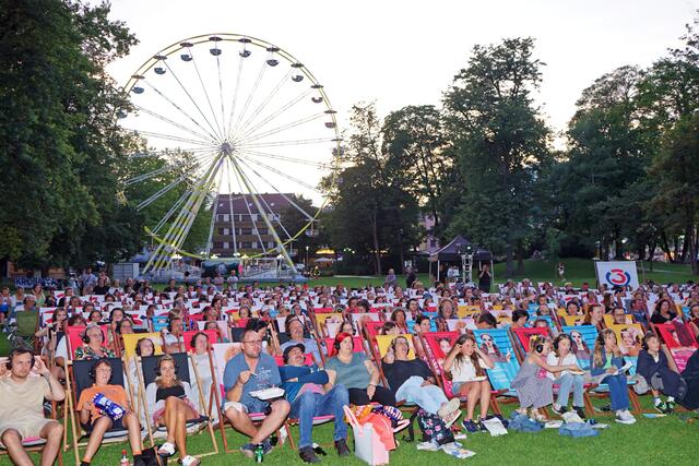 Mehr als 300 Zuschauer genossen die herrliche Kulisse beim Open Air Kino im Stadtpark | Foto: eggspress