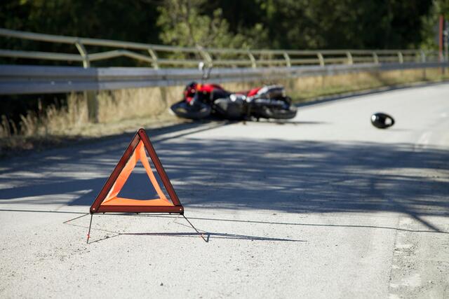 Pkw und Motorrad krachten zusammen, der Motorradlenker wurde bei dem Unfall schwer verletzt. (Symbolfoto) | Foto: stock.adobe.com/at/ Ewa Leon