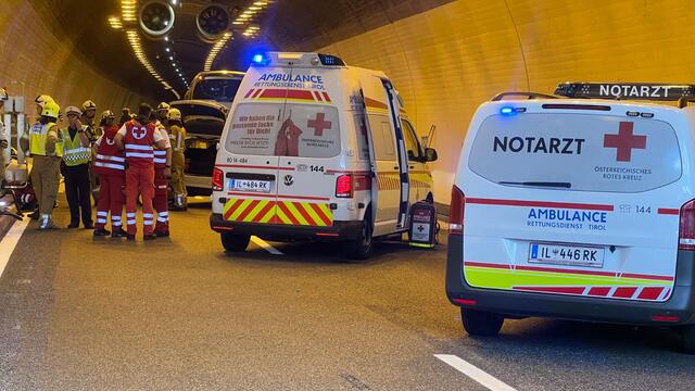 Am Sonntag kam es im Pianner Tunnel zu einem Unfall mit einem Reisebus. Im Tunnel fuhr ein Auto auf den Bus auf und wurde auf die andere Fahrbahn geschleudert. | Foto: ZOOM.TIROL