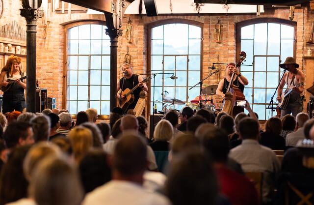 Die finnische Band Steve 'N' Seagulls heizte bei den TONspuren zwei dem Publikum am Asitz ordentlich ein. | Foto: cb-photography_print