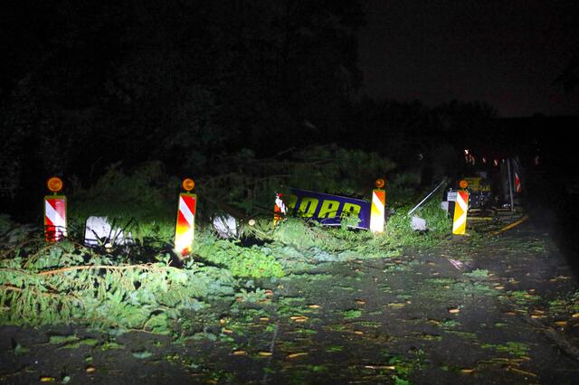 Ein heftiges Gewitter führte in der Region Wels und Wels-Land zu eine totalen Stromausfall sowie zu zahlreichen Einsätzen der Feuerwehr. | Foto: laumat.at