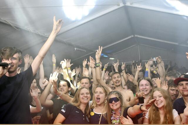 Gute Stimmung im Festzelt. | Foto: Regionalmedien