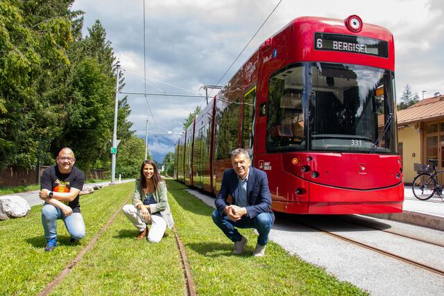 Manni Schneiderbauer, Janine Bex und Georg Willi freuen sich über die Veränderungen bei der Linie 6. | Foto: Grüne