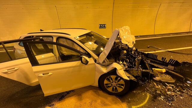 Am Sonntag kam es im Pianner Tunnel zu einem Unfall mit einem Reisebus. Im Tunnel fuhr ein Auto auf den Bus auf und wurde auf die andere Fahrbahn geschleudert. | Foto: ZOOM.TIROL